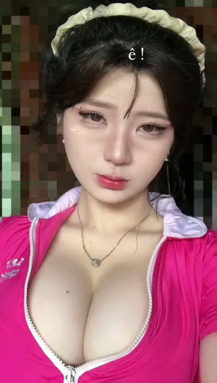 Bất ngờ bị kiểm tra tàu, nữ nhân viên đành "hối lội" anh cảnh sát cu bự