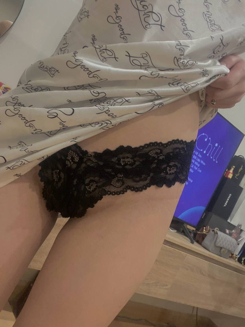 Cô em múm mĩm khoe bím đẹp vú căng trên livestream