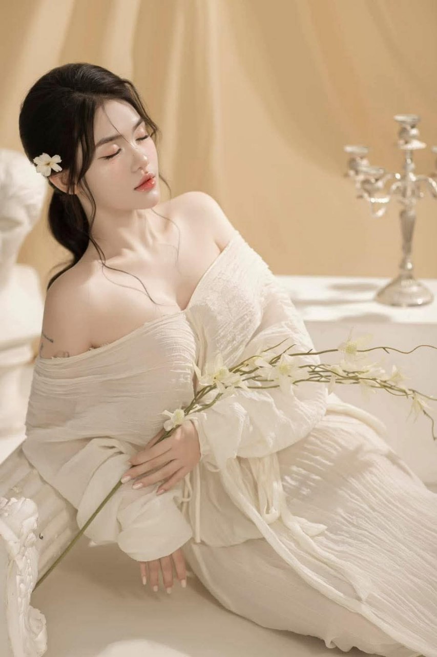 đưa cô giáo sắp xỉu về nhà chăm sóc, cậu học trò cơ hội vì cô giáo quá xinh